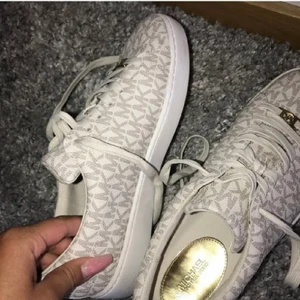 Michael Kors skor - Ser nästan oanvända ut, köpta här på Plick. Enligt säljaren bara använda någon gång. Jag kan tyvärr inte ha dem då de var för stora för mig. Jag har strl 38 och skorna är 39/40. Jättefina och fräscha! Köparen står för frakt. 