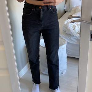 Raka jeans från Zara i stl 36. Säljer då dem tyvärr är lite för korta för mig, jag är 172 cm. Ifall man vill att jeansen ska gå över fötterna bör man vara under 170 cm. Fint skick, använda ca 3 gånger :)