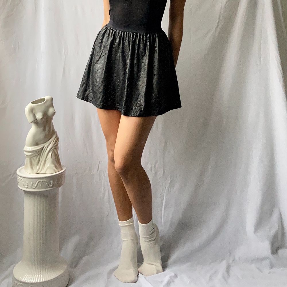 đ BLACK HOLE PATTERNED FAUX LEATHER SKIRT WITH NUDE UNDERSKIRT AND ELASTIC WAISTBAND âą SIZE - XS / EU 34 âą BRAND - Calzedonia âą MATERIAL - Faux Leather MY MEASUREMENTS âą Height 161cm / 5'3