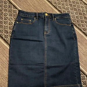 Mörkblå kjol från Vila  - En mörkblå kjol från Vila. Är lite längre så inte super kort och hög i midjan 