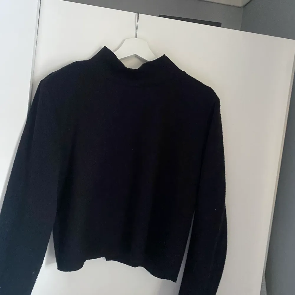 En fin vanlig svart stickad tröja med en liten krage samt med axelvaddar ifrån Zara, storlek medium och i bra skick🌟. Tröjor & Koftor.