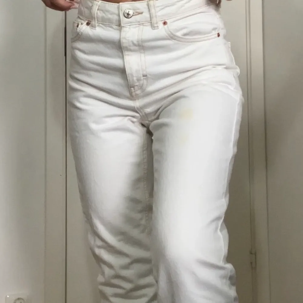 Vita jeans från topshop med kontrast stitch i brun, superfina till sommaren. Jeans & Byxor.