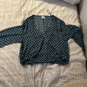 Blus - En jätte fin blommig blus, passar jätte bra till sommar. Aldrig använd!