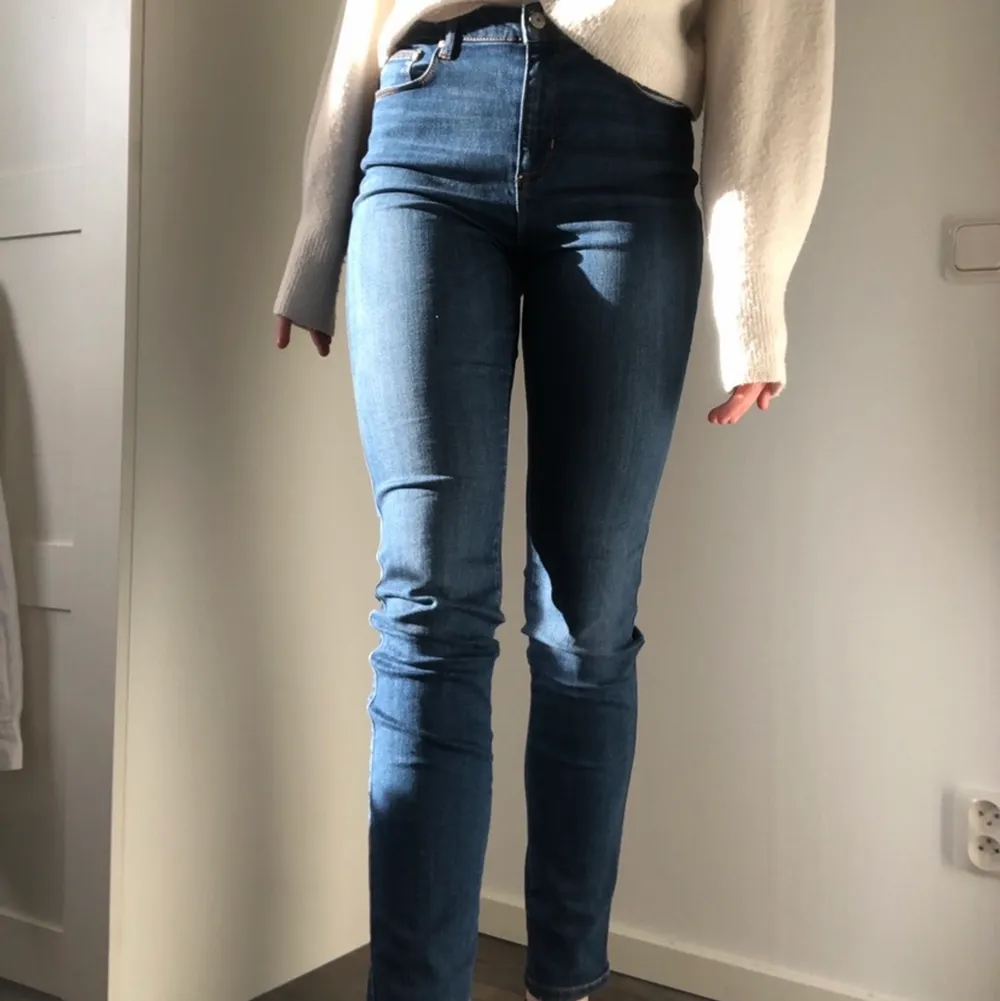 Ett par så sköna jeans från ONLY! De har en slim-fit och en hög midja, materialet är elastiskt (inte lika stelt som vanligt jeansmaterial). Storleken är W28 L34. 💙. Jeans & Byxor.