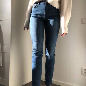 Ett par så sköna jeans från ONLY! De har en slim-fit och en hög midja, materialet är elastiskt (inte lika stelt som vanligt jeansmaterial). Storleken är W28 L34. 💙