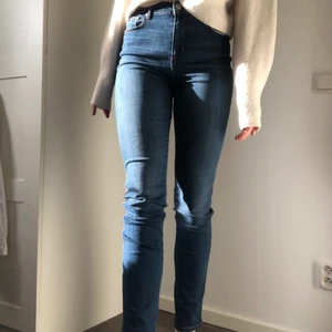 Mörka Jeans från ONLY - Ett par så sköna jeans från ONLY! De har en slim-fit och en hög midja, materialet är elastiskt (inte lika stelt som vanligt jeansmaterial). Storleken är W28 L34. 💙