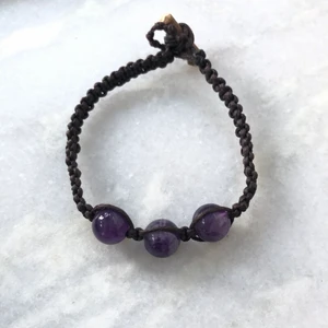 Makramé armband  - Handgjort makramé armband gjort av brun vaxad bomullstråd och ametist . Alla kristaller jag säljer är äkta. ( 20 cm ) Frakt: 12kr 🦋