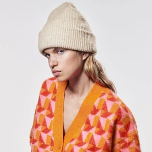 Beige mössa  - Jättefin beige stickad mössa från Zara. Onesize och aldrig använd då jag inte gillar passformen.