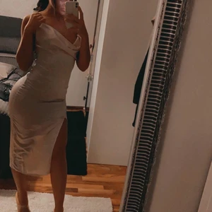 Klänning Prettylittlething - • Champagne färgad klänning i satin. Helt oanvänd klänning köpt från prettylittlething • 