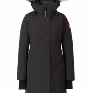 Canda goose jacka dam. - Har köpt den för cirka 6månader sen har använt det mycket men är i jätte fin skick och för mer bilder så skriv privat eller om ni har frågor💕. Storlek Xs men passade mig som är S och vill sälja den eftersom den är lite liten mig💕. Köparen står för frakten eller mötas upp i Stockholm, priset kan även diskuteras vid snabb affär💕.