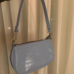 Blå väska - Köpt på ginatricot. I nyskick