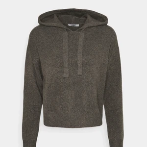 Stickad tröja  - Säljer denna för tröjan ej riktigt va min stil, storlek M men passar S och Xs också då jag vanligtvis har de💕 skriv för frågor eller så! Endast använd 1 gång 