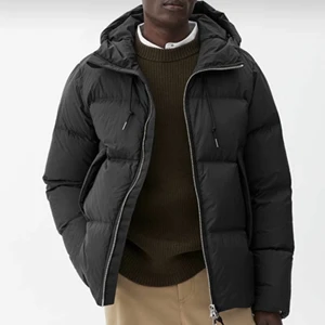 Svart pufferjacka från Arket - Superfin svart jacka från Arket (från herr avdelningen) som tyvärr inte kommer till användning längre. I superfint skick😊 nypris: 1950kr