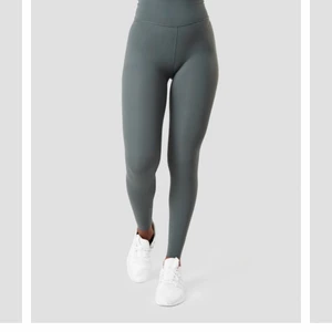 ICIW Nimble Tights  - Oanvända ICIW Nimble tights i storlek M. Ursprungspris 699kr. Paketpris om man köper fler än ett par leggings 💸