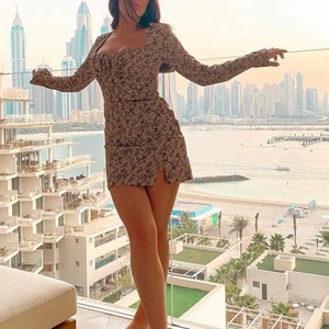 Blommig fin klänning - Använd 1 gång, storlek xs/s