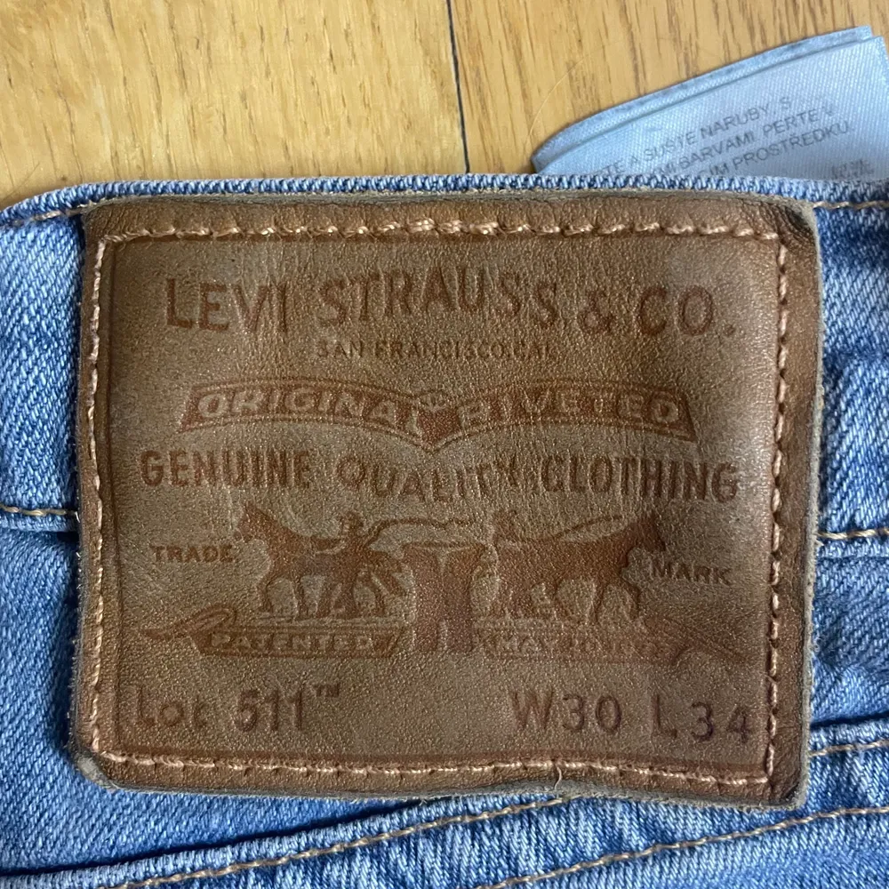 Ett par jättefina Levi’s jeans i bra skick. Passformen är lite bootcuttad. Storlek 30! Pris kan självklart diskuteras☺️. Jeans & Byxor.