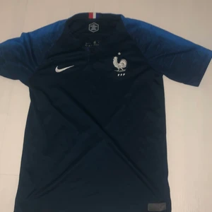 frankrike t-shirt - säljer äkta frankrike t-shirt. Ordinarie pris är 900. Har tyvär inte kvitto eller box. Därför säljs den för ett väldigt bra pris.