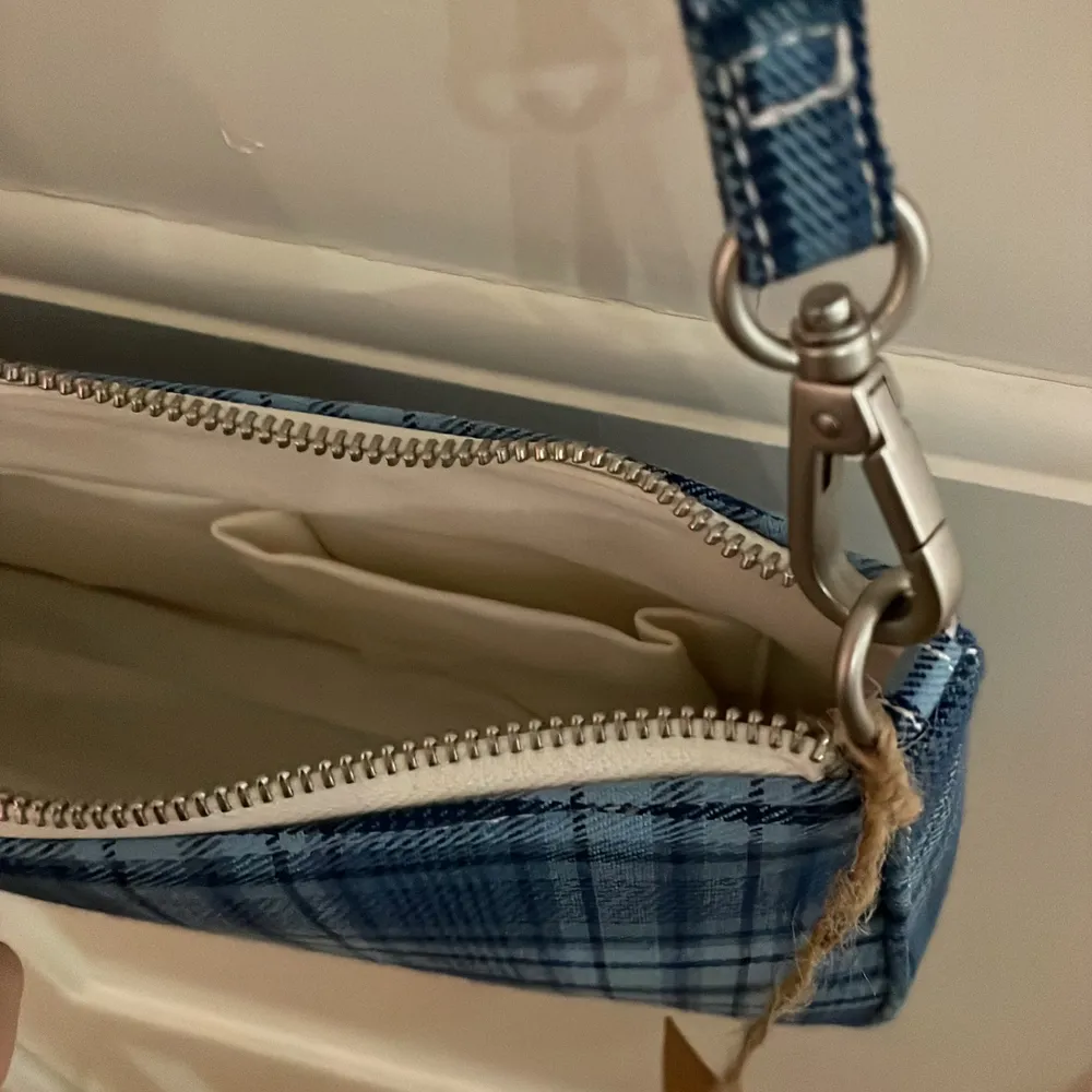 Sjukt gullig plaid väska från brandy Melville!💌helt ny, har till och med lapp kvar på väskan! Passar fint till våren, hösten och sommaren❤️nypris: 265kr❤️. Väskor.