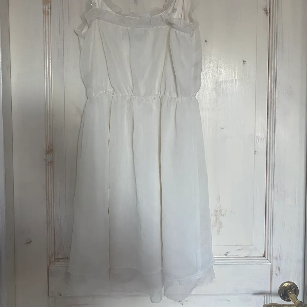 Otroligt fin vit klänning från bikbok. Perfekt som studentklänning eller skolavslutningsklänning💗 köptes för några år sedan men endast använd 3-4 gånger. Stl XS. Pris kan diskuteras . Klänningar.