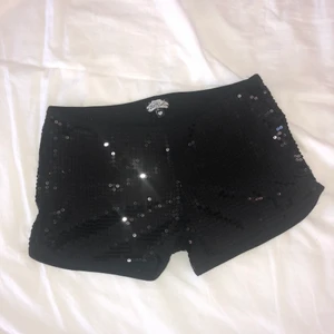Vintage paljettshorts - Svarta, vintage paljettshorts från BikBok. Perfekta för fest eller liknande! Storlek S. Finns fler bilder! Köpare står för frakt. 