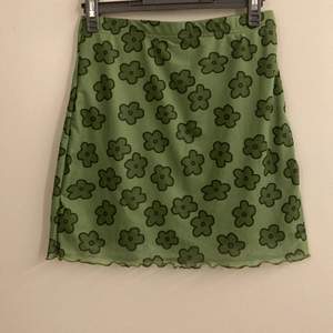 Säljer en gullig grön kjol från shein! Aldrig använt för att den inte riktigt pasat mig. Köparen står för frakten, kan även mötas upp inom Stockholm!