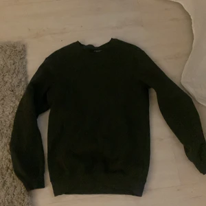 Mörk grön sweatshirt  - Säljer min gröna sweatshirt för använder inte längre, lika bra skick sen när jag köpte den, i storlek xs men är ganska stor så s eller m🤍
