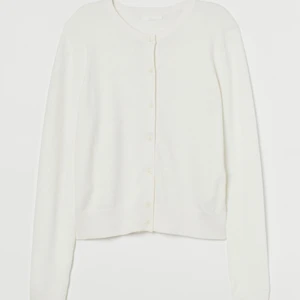 Hm - 🤍Säljer denna vita koftan pågrund av att den inte används längre perfekt nu till våren !!!