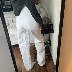 Jeans från Zara - Vita raka jeans från Zara som inte kommer till användning! Jag på bilden är 160 cm. Har en liten fläck på insidan (skriv privat för bild) men det är inget som syns på utsidan🤍 Frakt tillkommer på 66 kr!