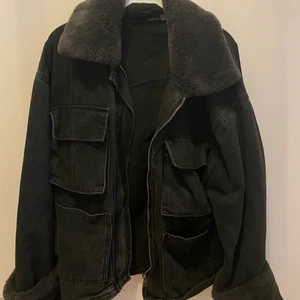 Jacka med päls detaljer  - Från bohoo, jätte snygg! & ärmarna går att ändra hur mycket päls man vill ha !:) 