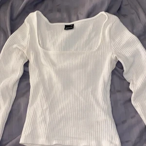 Vit topp - Fin nästan oanvänd topp från Gina tricot. Storlek xxs men passar även xs jättebra.