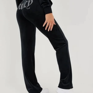 Juicy Couture - Säljer ett par JC byxor(svarta), knappt använda storlek M !!!!KÖPAREN STÅR FÖR FRAKT!!!