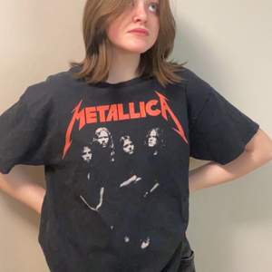 En as cool Metallica tröja i storlek L. Den är i bra skick och inte mycket använd alls. 100kr men priset kan diskuteras. Köparen står för frakten❣️❣️