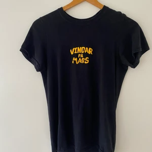 Hov1 Merch - Hov1 Merch ”vindar på mars” . Endast använd en gång, storlek S. Köptes för 250 och säljs för 150. Pris kan diskuteras vid snabbaffär!