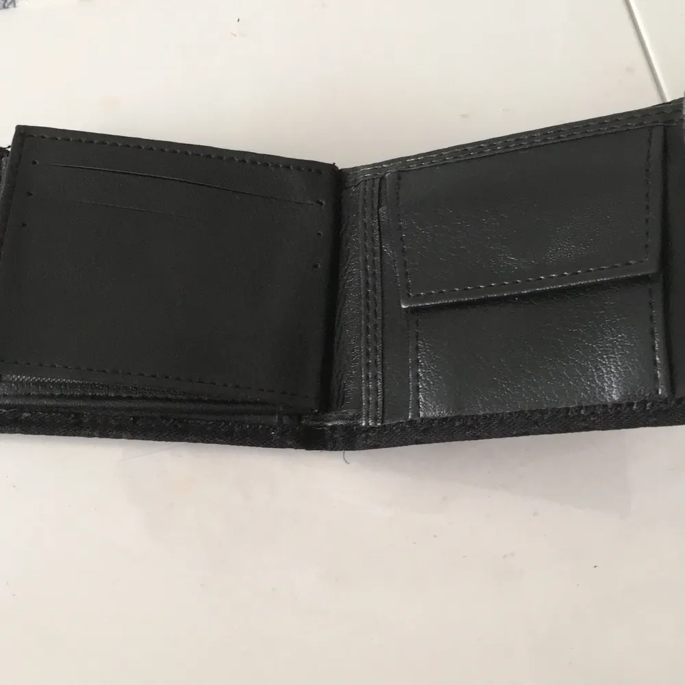 En gucci plånbok, har ingen aning om den är äkta eller fake men min bror säger att den är äkta, säljer den ganska billigt för att jag inte vet om någon är intresserad❤️ frakt tillkommer. Accessoarer.
