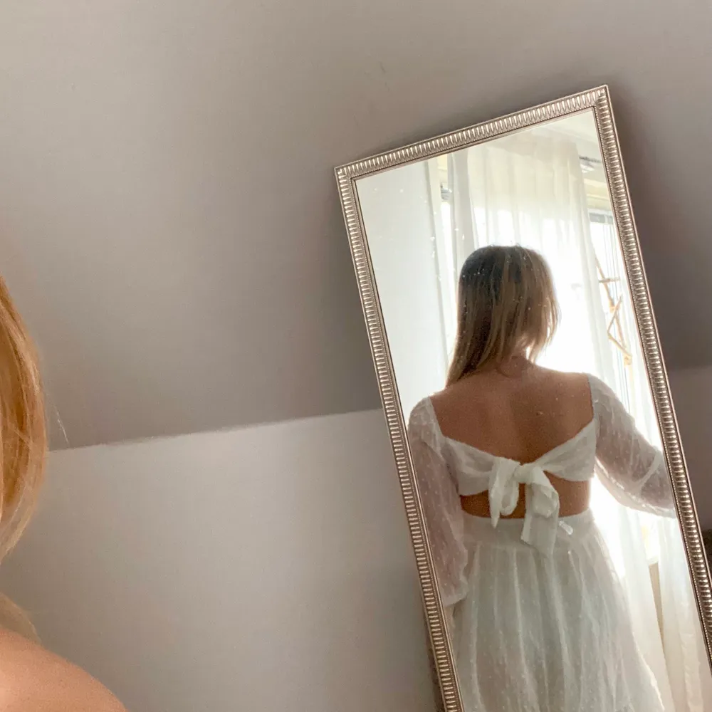 Säljer min vita klänning som inte blivit använd då den tyvärr inte passar mig💖 perfekt klänning till studenten/ skolavslutningen. Storleken är M men skulle mer säga att den passar S, S/M 💖 kontakta mig om ni vill ha fler bilder 🥰🙌🏼. Mekot.