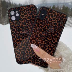 Brown leopard case 🤎🐆 (TOP QUALITY) Vi har följande Iphoneskal i lager: Iphone 13, 12, 11, XS. Gratis frakt!