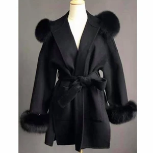 Kappa med pälskrage (äkta cashmere) -  kappan har avtagbara päls ärmmuddar, använd ett fåtal gånger den är relativt ny köpt för 2 månader sen