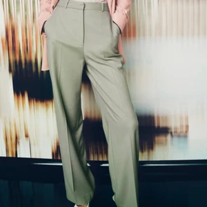 Byxor - Gröna byxor. Storlek M. Skicka gärna ett meddelande vid frågor! Pris kan diskuteras vid snabbt köp! 