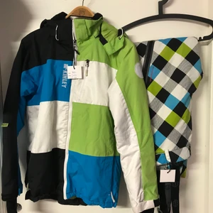 Skid dress - Färgglad skid dress jackan är Mc Kinley storlek 170 och byxorna är Ski System 5000 storlek S Passar tjej kille eller dam. Båda säljes tillsammans. Frakt tillkommer.