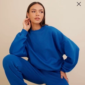 Blå sweatshirt  - Jag säljer denna blå sweatshirt pågrund av att den inte passa mig. Slut i alla storlekar hos Nelly. Aldrig använt och prislapp kvar. Storlek XS. Nypris 329kr men säljer för 300kr. Köparen står för frakt.  