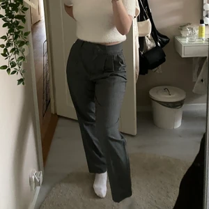 Gråa kostymbyxor🤍 - Snygga gåta kostymbyxor från Cubus, aldrig använda pga kommer inte till användning. Ordinarie pris 500kr. Köparen står för frakten🤍 