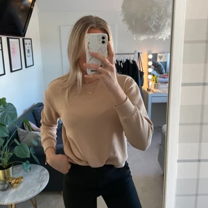 Beige sweater - Snygg beige sweatshirt från primark i storlek xxs men som mer sitter som en xs✨