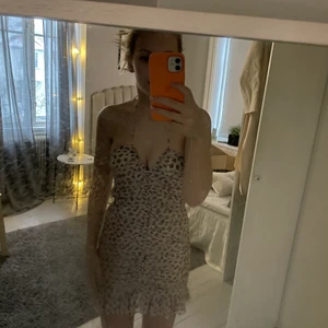 Zara klänning  - Världens snyggaste zara klänning som tyvärr var för liten! Hade glömt att jag hade köpt den och när jag rensade min garderob hittade jag den och såklart var det försent att skicka tillbaka den. Prislapparna kvar. Skriv för fler bilder! Nypris 399 säljer för 170!