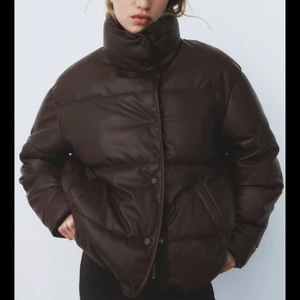 jacka  - helt ny med prislappen kvar köparen står för frakt budgivning om flera intresserade. nypris 859kr