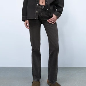 Jeans från Zara - Dom populära Zara jeansen (mid Rise)❣️❣️fråga gärna om mer bilder, de är knappt använda 😁