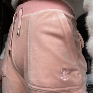 Rosa Juicy couture byxor  - ⚠️INTRESSE KOLL⚠️ (säljs inte nu) vill se hur mycket folk kan ge för dessa juicy byxor i ny skick!!! Storlek XS!!! Köpta för 999kr! Vill ha mellan 700-900kr för dessa!