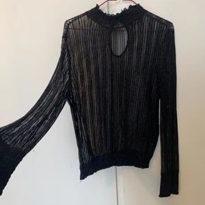 Meshtopp - En svart/glittrig meshtopp. Resår i midjan vilket gör att man kan dra upp den så den blir kortare. Möts i gbg eller skickar mot frakt