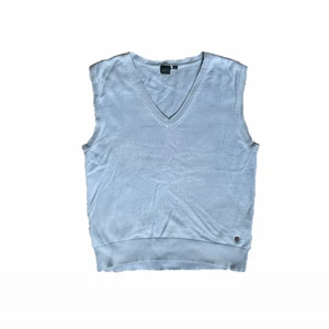 Blå stickad väst - Ljusblå finstickad väst (y2k/90-tal) Passar till både t-shirt och skjorta. I storlek M