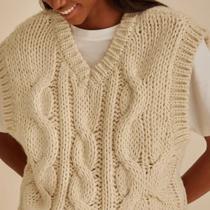 Vit stickad väst  - Vit stickad väst i nytt skick 