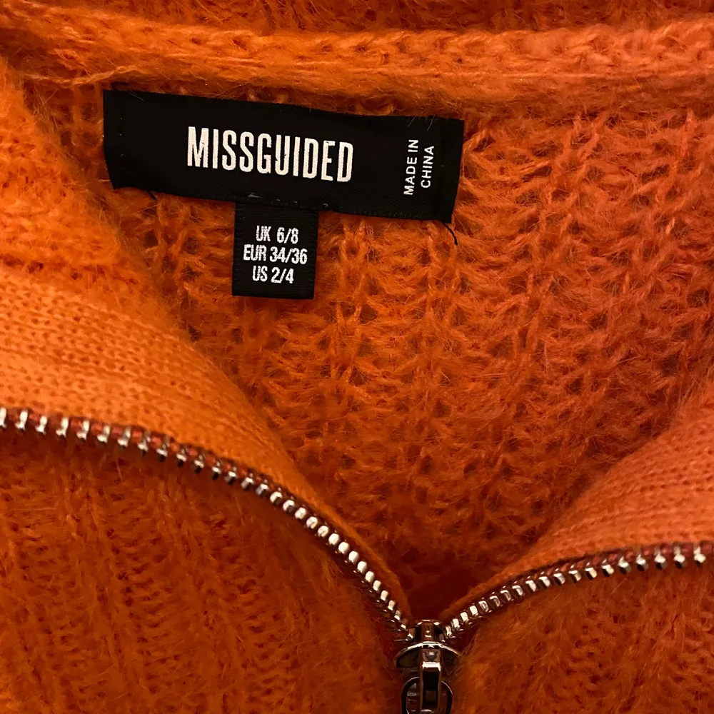 Stickad tröja i orange (inte neon, typ som en orange blomma om bilden visar fel). Använt väldigt lite, Max 2 gånger. Oversized men bekväm, väldig fin krage. . Tröjor & Koftor.